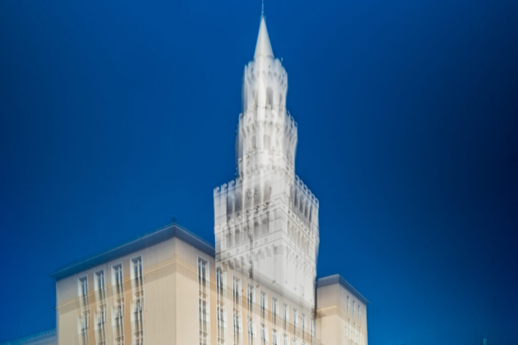 Abstrakcyjna fotografia ICM przedstawiająca gotycką wieżę i architekturę miasta na tle intensywnego błękitu – ZakJar Fine Art Photography
