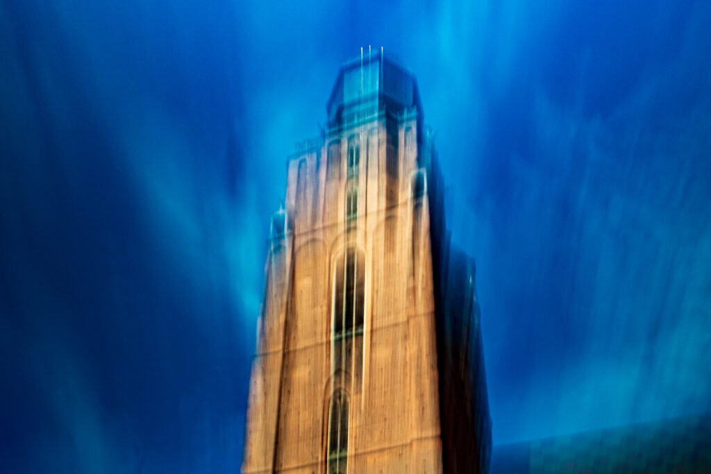 Abstrakcyjna fotografia ICM przedstawiająca rozświetloną wieżę na tle intensywnego błękitu – ZakJar Fine Art Photography