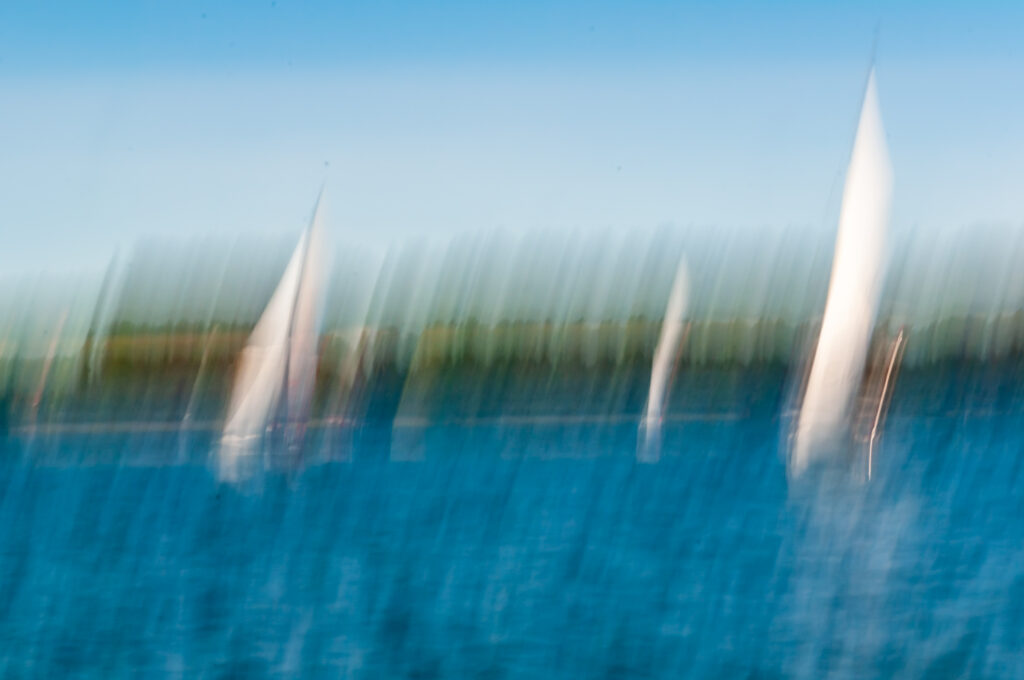 Abstrakcyjna fotografia ICM przedstawiająca jasne formy wyłaniające się z błękitnej przestrzeni – ZakJar Fine Art Photography