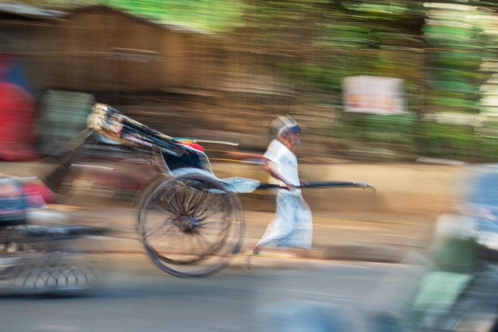 Fotografia ICM przedstawiająca rikszarza w ruchu na ulicy Kalkuty w Indiach – ZakJar Fine Art Photography
