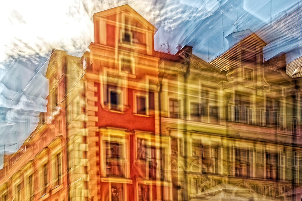 Abstrakcyjna fotografia ICM przedstawiająca zabytkową architekturę w ciepłych barwach i miękkim ruchu obrazu – ZakJar Fine Art Photography